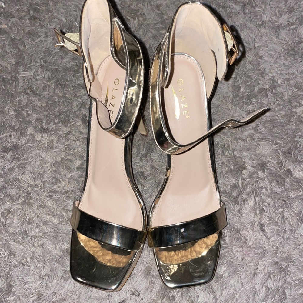Gold pumps